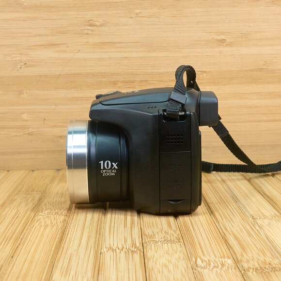 Fujifilm Finepix S700 7.1MP Digital Camera with 10x Optical Zoom - Picture 2 of 7